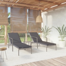 Lettini Prendisole 2 pz con Tavolo in Polyrattan Grigio