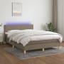 Letto a Molle con Materasso e LED Tortora 140x190 cm in Tessuto